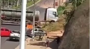 Caminhoneiro fecha cruzamento após acidente com caminhão tanque