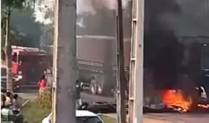 Caminhoneiro fura bloqueio de manifestantes e leva veículos