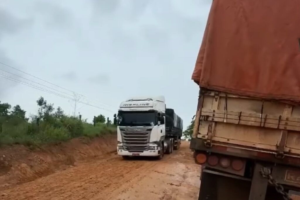 Caminhoneiro grava lamaçal em pista e registra caminhão tombado no local