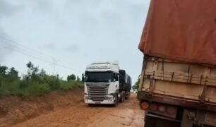 Caminhoneiro grava lamaçal em pista e registra caminhão tombado no local