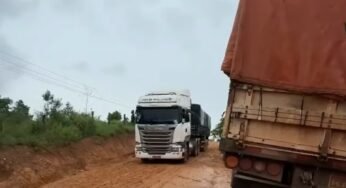 Caminhoneiro grava lamaçal em pista e registra caminhão tombado no local