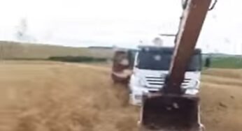 Caminhoneiro ilhado no meio do mato conta com a ajuda de pá escavadeira para sair do prego