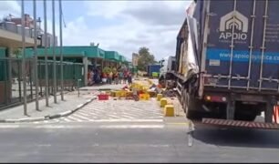 Caminhoneiro joga garrafas de bebidas no chão de empresa após grande espera por descarregamento