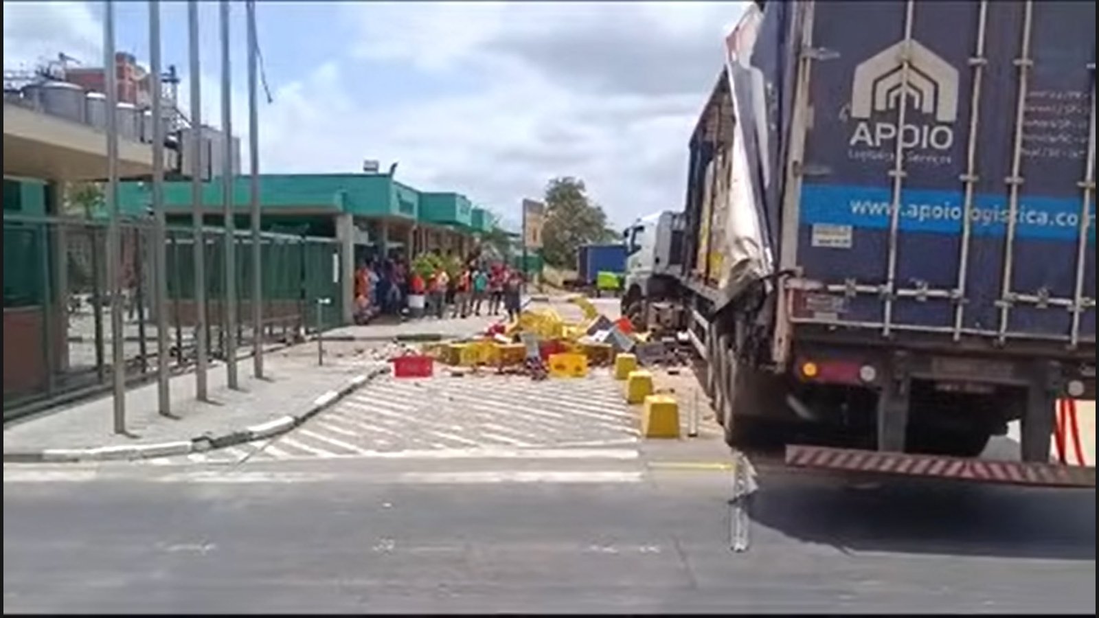 Caminhoneiro joga garrafas de bebidas no chão de empresa após grande espera por descarregamento