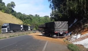 Caminhoneiro morre após colidir contra ribanceira no Paraná