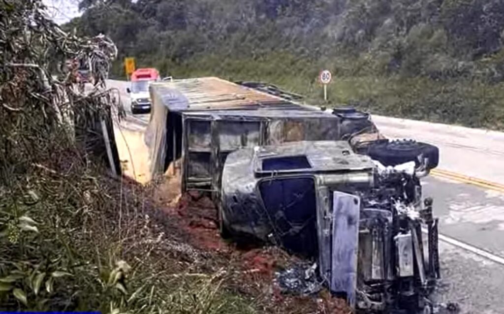 Caminhoneiro morre carbonizado após caminhão tombar no Paraná