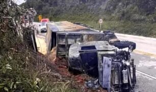 Caminhoneiro morre carbonizado após caminhão tombar no Paraná