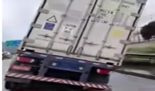 Caminhoneiro passa em poça d'água e acaba encontrando uma cratera na rodovia