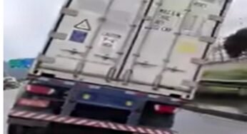 Caminhoneiro passa em poça d’água e acaba encontrando uma cratera na rodovia