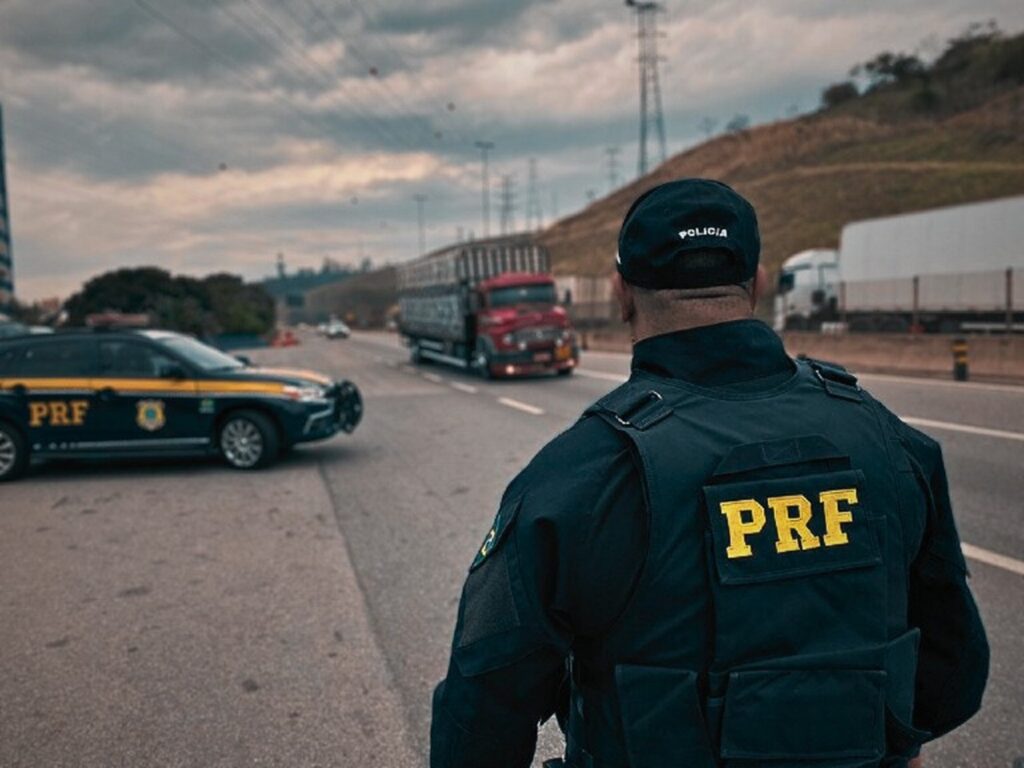 Carreta cometendo crime ambiental é autuada em Cristanápolis, Sergipe