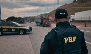 Carreta cometendo crime ambiental é autuada em Cristanápolis, Sergipe