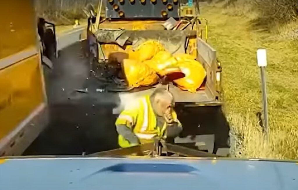 Funcionário trabalhando em rodovia quase é atingido por caminhão desgovernado