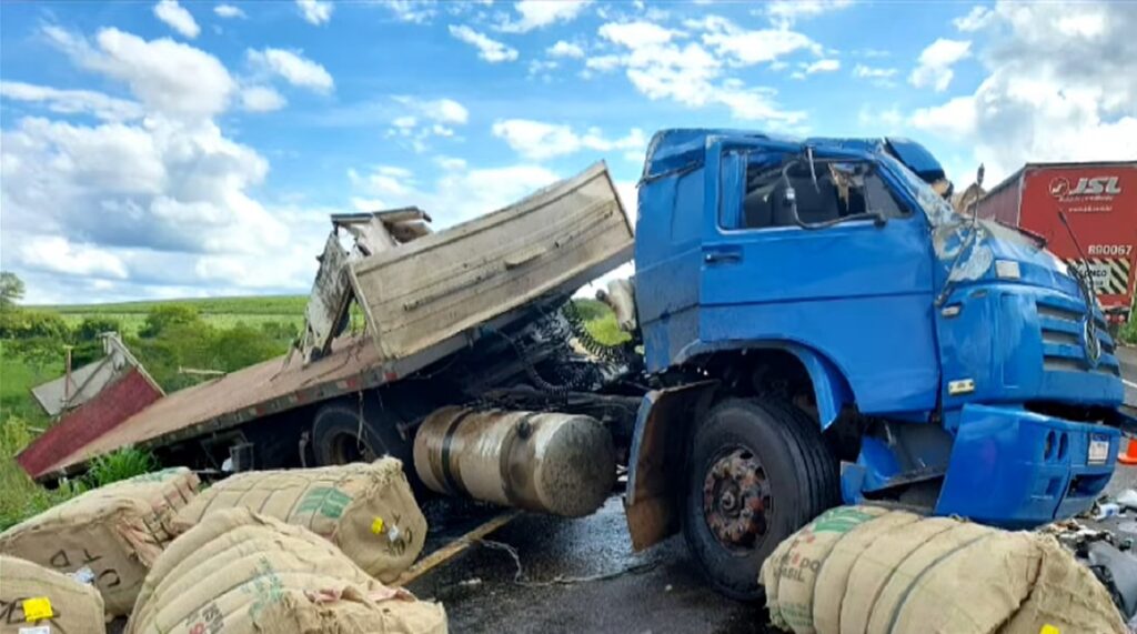 Morte: Caminhão com fardos de café vazios se envolve em acidente na MGC-491