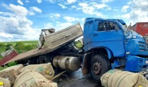 Morte: Caminhão com fardos de café vazios se envolve em acidente na MGC-491