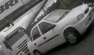 Motorista sobrevive após ter carro prensado por caminhões