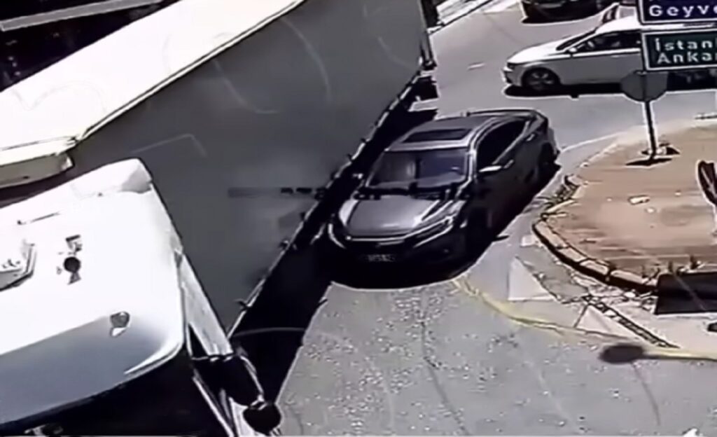 Motorista faz manobra errada em curva com caminhão