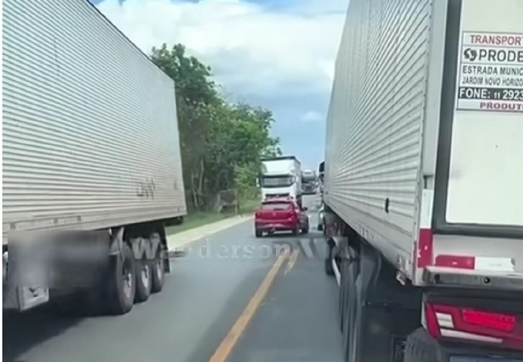 Motorista fica parado no meio de rodovia e situação chama a atenção