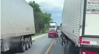 Motorista fica parado no meio de rodovia e situação chama a atenção