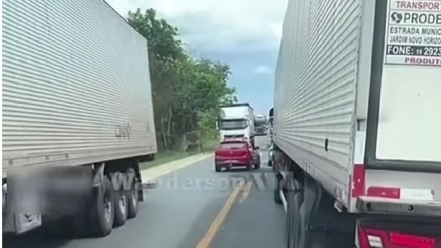 Motorista fica parado no meio de rodovia e situação chama a atenção