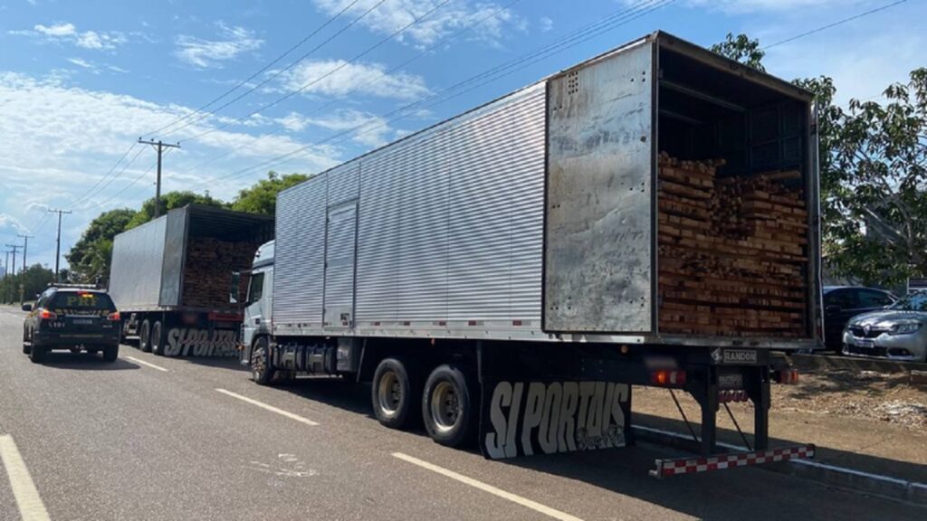 PRF aprende carga de madeira nativa irregular na capital Tocantinense