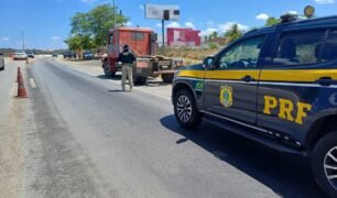 PRF de Caruaru recupera caminhão roubado em 2023