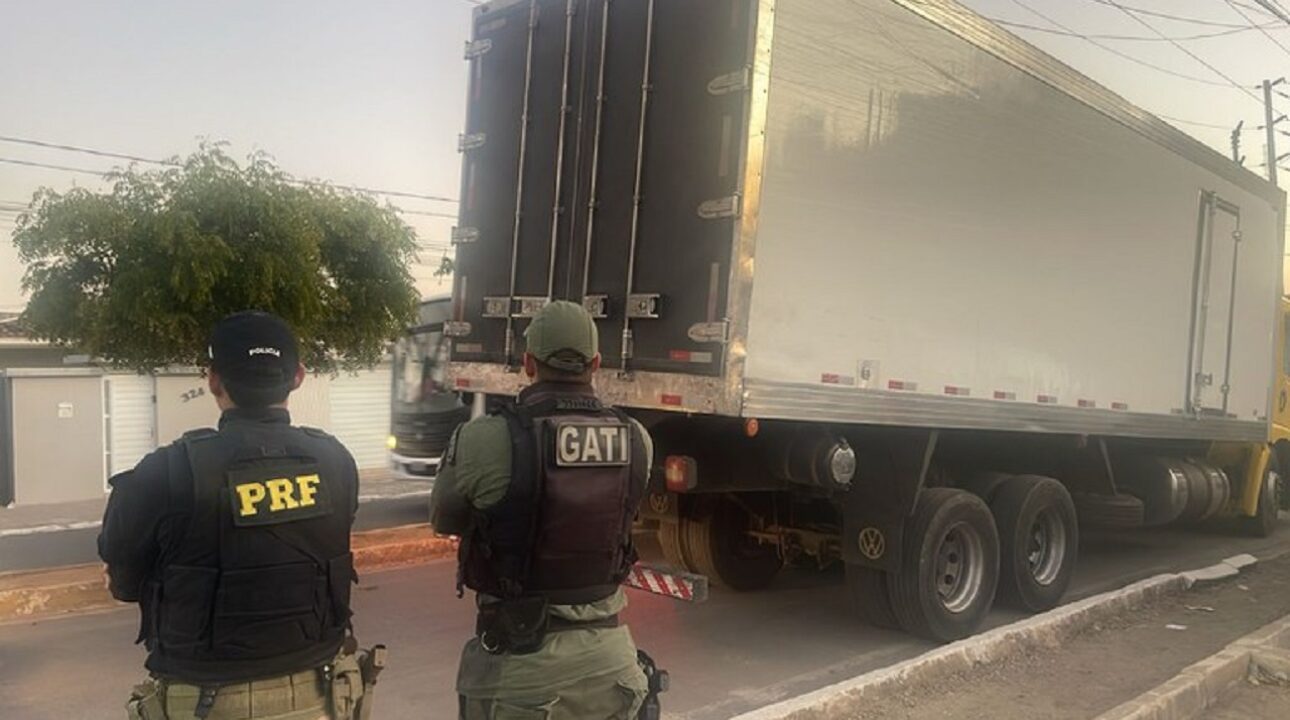PRF recupera caminhão roubado dois dias após o crime, em Pernambuco