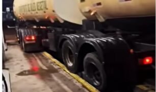 Perrengues de caminhoneiros Motorista tem problemas com manobra em valeta