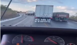 Ultrapassagem errada termina com caminhoneiro sem saída