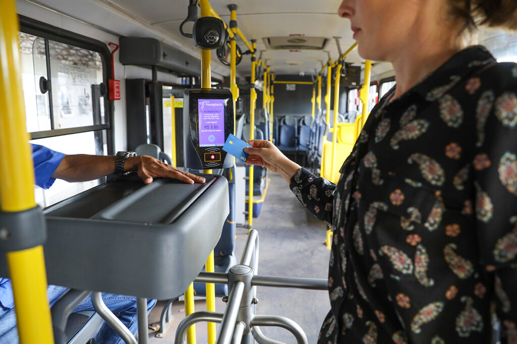 Semob anuncia fim dos cobradores nos ônibus do Distrito Federal e explica o destino dos profissionais