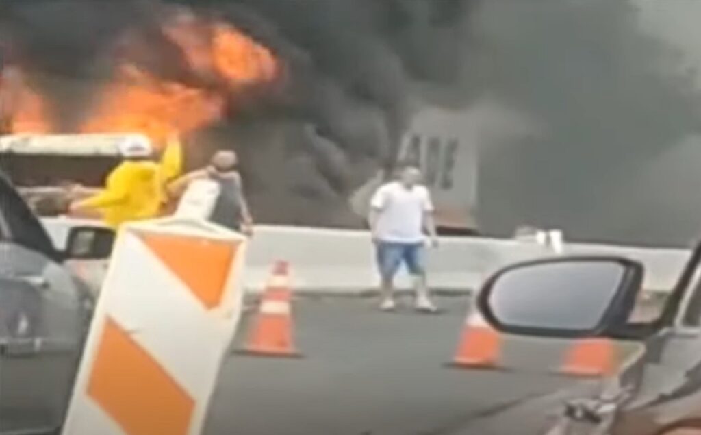 Caminhoneiro de 23 anos morre carbonizado em frente a colega de profissão na sp-330