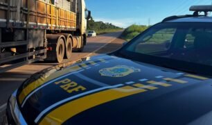 PRF flagra caminhão com traseira arqueada na BR-101
