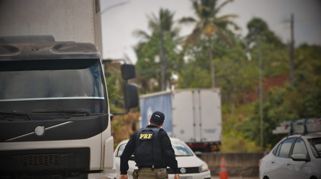 Caminhoneiro com CNH suspensa é flagrado pela PRF em São Cristóvão