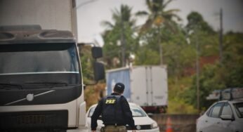 Caminhoneiro com CNH suspensa é flagrado pela PRF em São Cristóvão