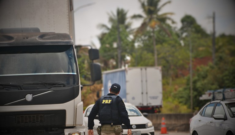 Caminhoneiro com CNH suspensa é flagrado pela PRF em São Cristóvão