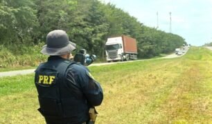 PRF fiscaliza motoristas através de radar portátil na Bahia
