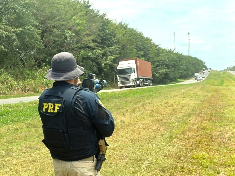 PRF fiscaliza motoristas através de radar portátil na Bahia