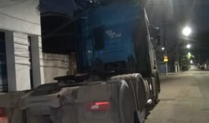 Suspeito de sequestrar caminhoneiro foge nadando por rio