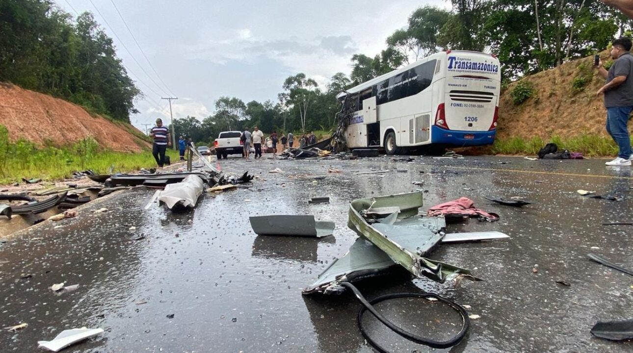 Caminhoneiro é preso após acidente com ônibus irregular na AM-010