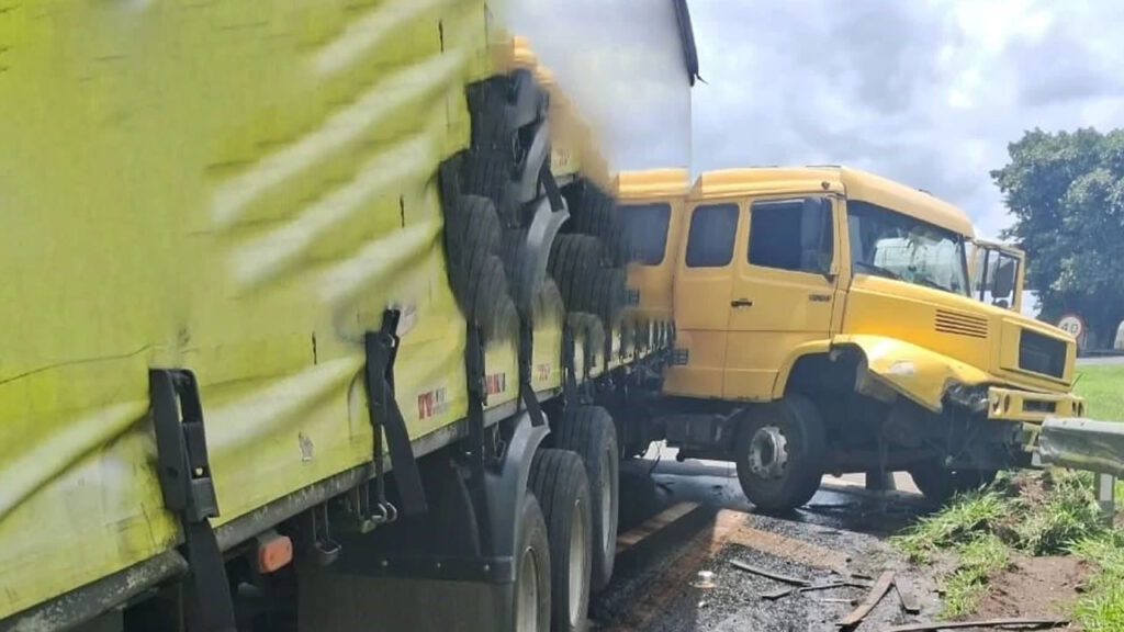 Caminhoneiro sofre mal súbito e causa acidente na rodovia Washington Luís em São Carlos