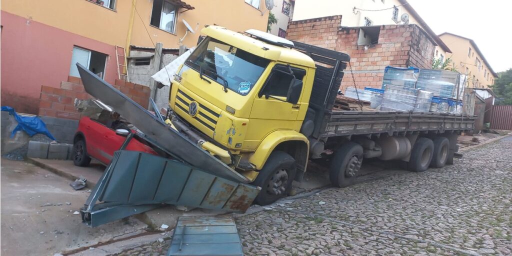 Caminhão desgovernado causa destruição em Águas Claras, Belo Horizonte