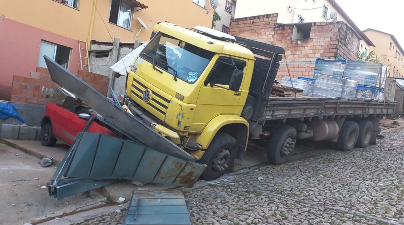 Caminhão desgovernado causa destruição em Águas Claras, Belo Horizonte