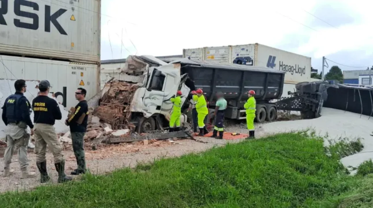 Caminhoneiro morre após colidir contra poste e muro na BR-277