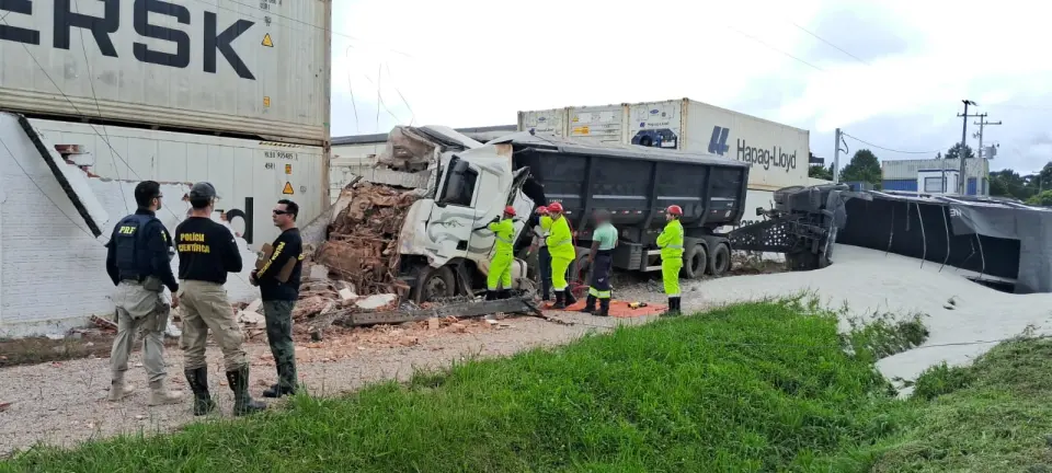 Caminhoneiro morre após colidir contra poste e muro na BR-277