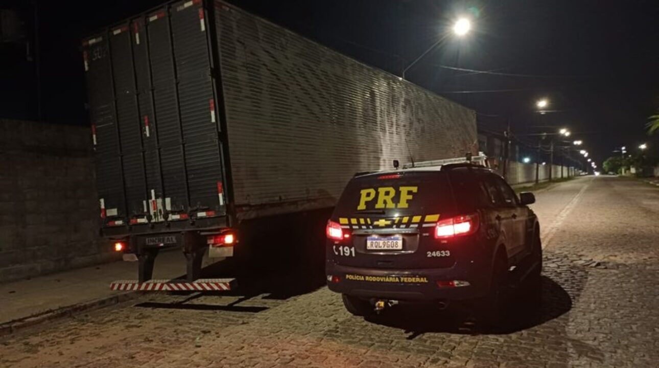 PRF prende motorista e apreende semi-reboque adulterado durante Operação Descanso Legal na BR-101