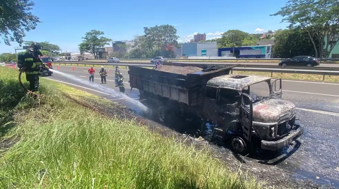 Caminhão carregado com pedras pega fogo na Rodovia Raposo Tavares, em Presidente Prudente