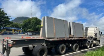 Caminhão carregado com granito é retido pela PRF na BR-101 por diversas irregularidades