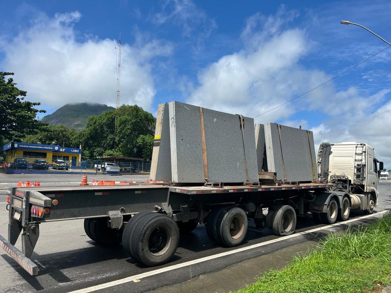 Caminhão carregado com granito é retido pela PRF na BR-101 por diversas irregularidades