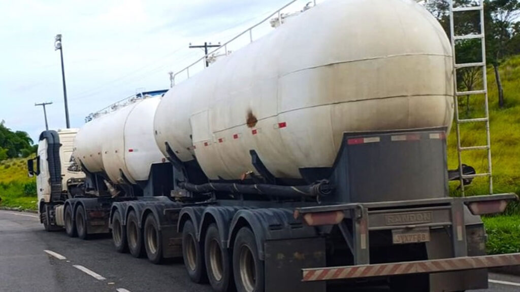 PRF flagra carreta com excesso de carga e documentos irregulares na BR-324, na Bahia