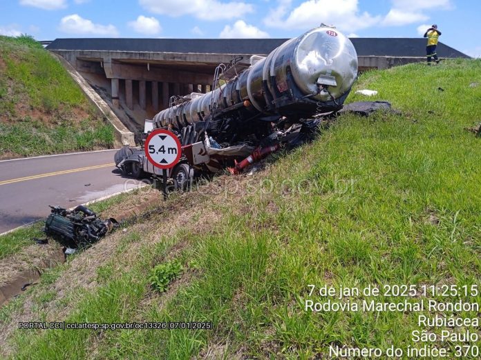 Caminhoneiro morre em acidente com carreta na Rodovia Marechal Rondon (SP-300)