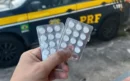 Pílulas em frente a viatura da PRF
